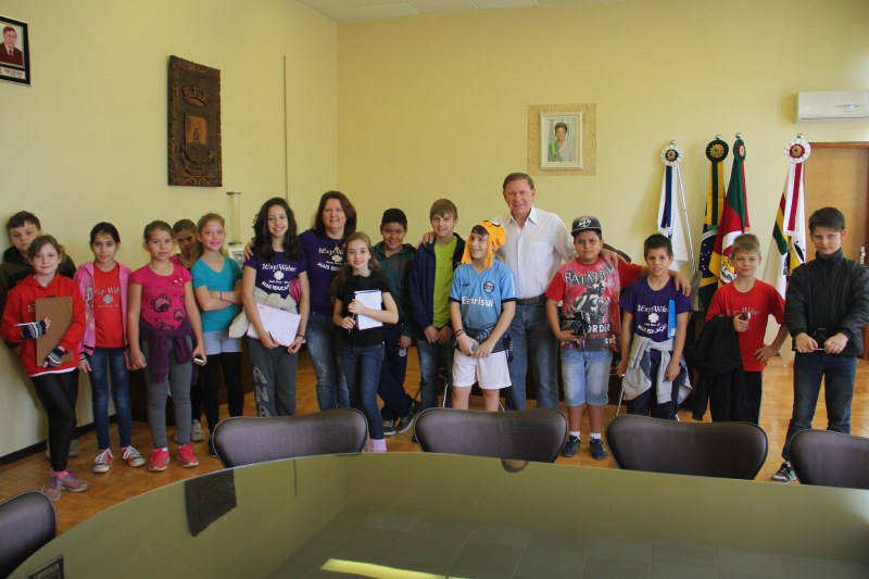 EXECUTIVO RECEBE ESTUDANTES DE SANTA ROSA